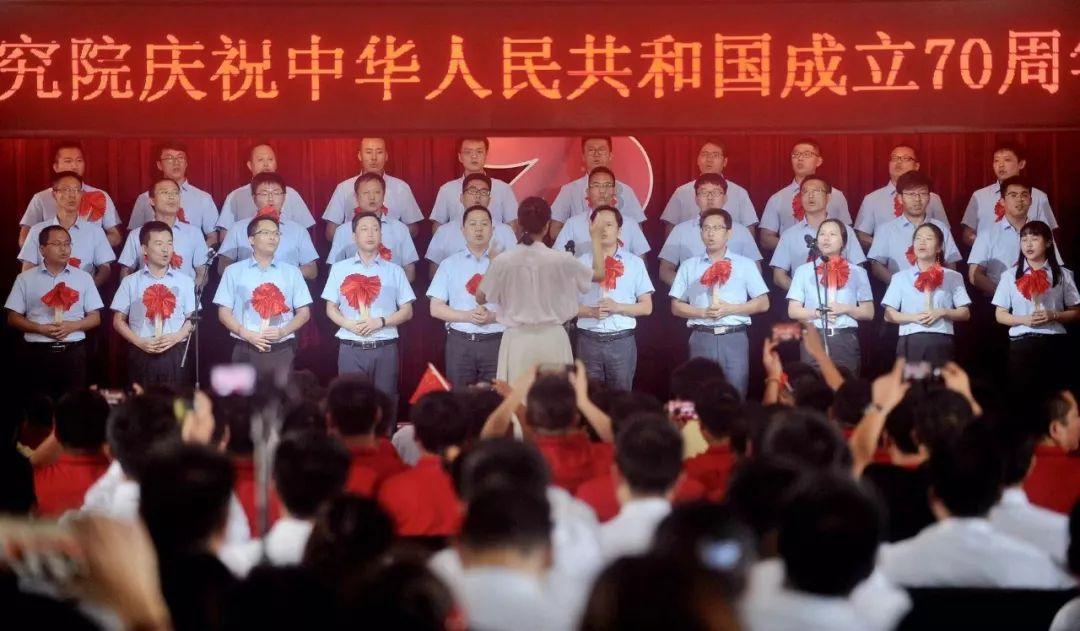 度假的时尚女孩